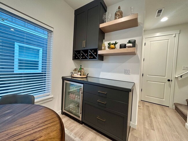 Building Photo - Beautiful Upgraded Vancouver Townhome!