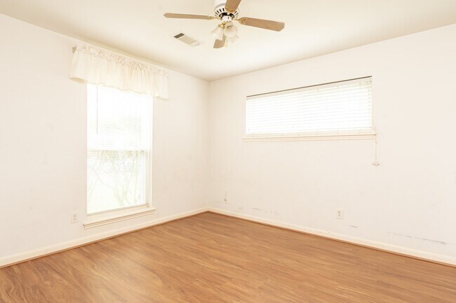 Building Photo - 8819 Hazen St
