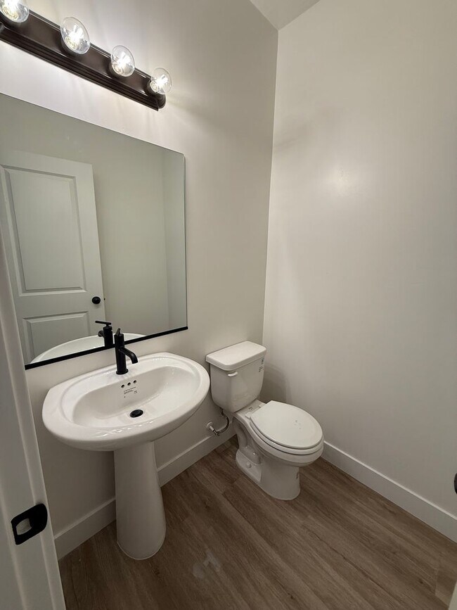 Building Photo - Brand New Townhome