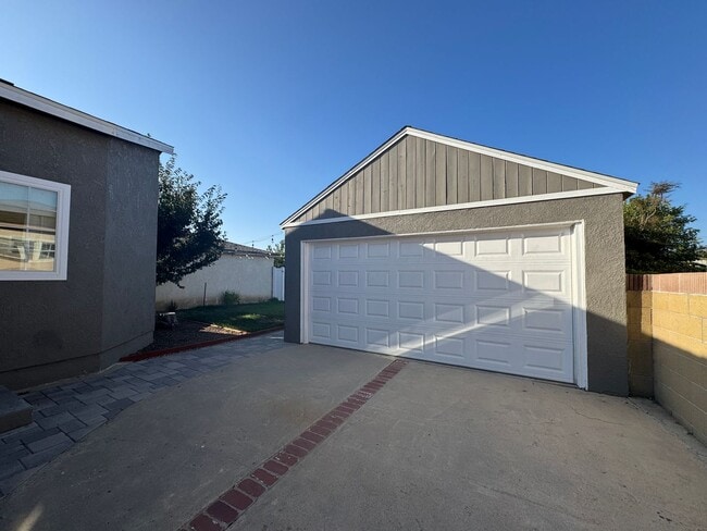 Building Photo - 3BD 2BA with a Pool