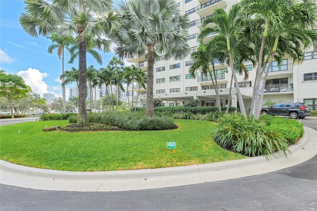 Building Photo - 3200 Port Royale Dr N