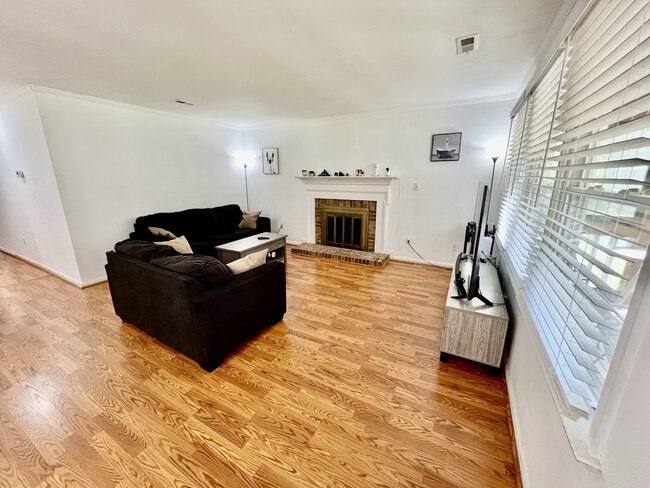 Building Photo - 705 Macneil Dr