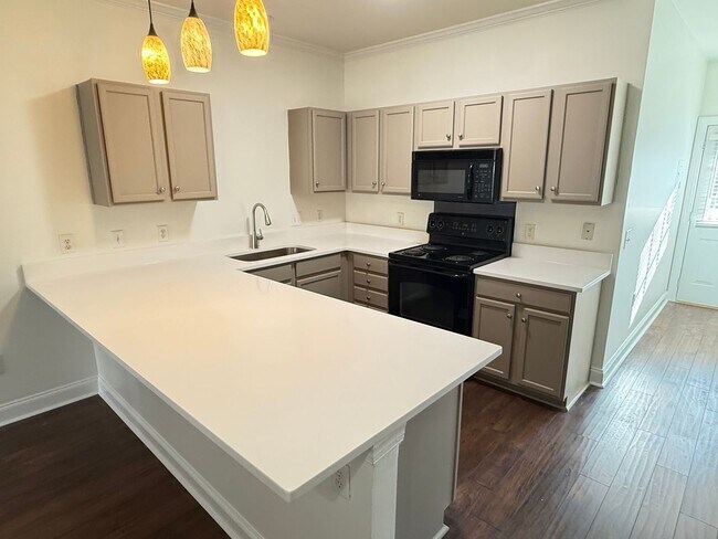 Building Photo - Renovated Cornelius Condo | Two Covered Balconies | Walk to Downtown & Antiquity | Lake Norman Area