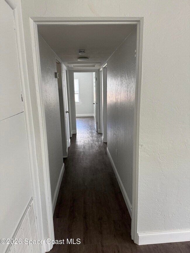 Building Photo - 204 W Alma Dr