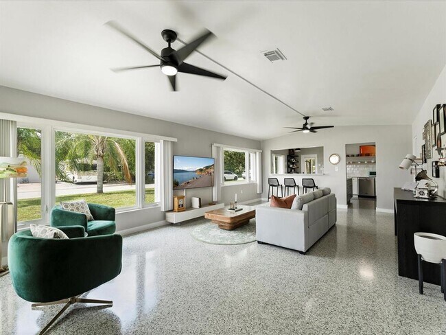 Building Photo - 600 Lakeshore Blvd