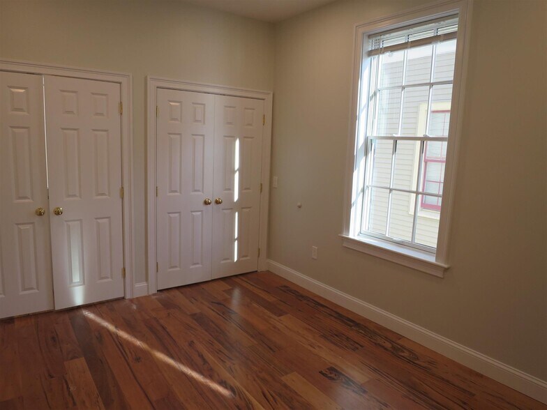 Building Photo - 136 Inman St