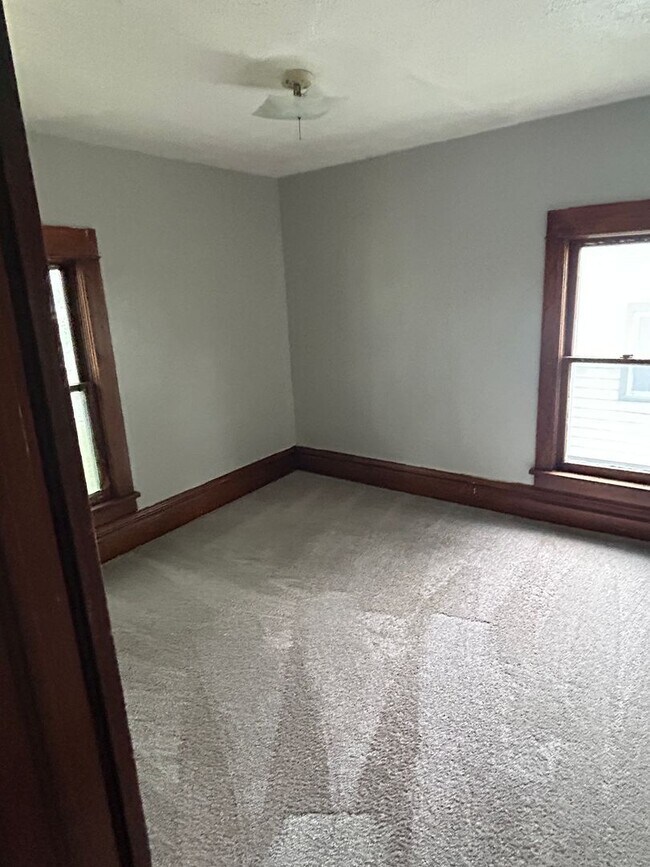Building Photo - 3 Bedroom 1 Bathroom House 1/2 OFF FIRST M...