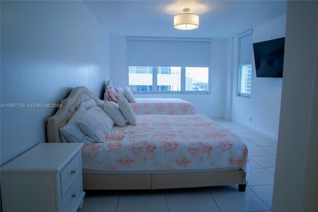 Building Photo - 5601 Collins Ave