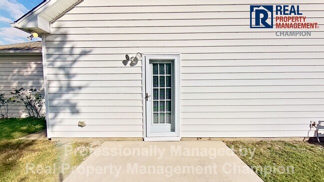 Building Photo - Charming 3 BD/2 BA Home w/Split Bedroom La...
