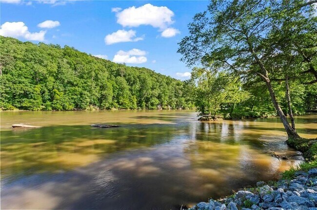 Building Photo - 1028 Riverbend Club Dr SE