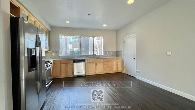 Building Photo - Contemporary Townhouse Living at Its Finest