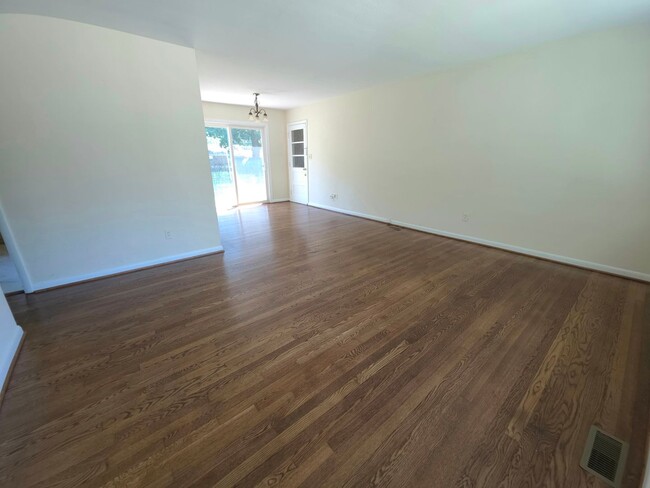 Building Photo - Move In Ready 3 Bedroom Ranch!