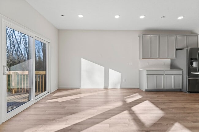 Building Photo - Luxury Townhome, Fishers Schools, Minutes from Shopping, Restaurants, and City Parks!