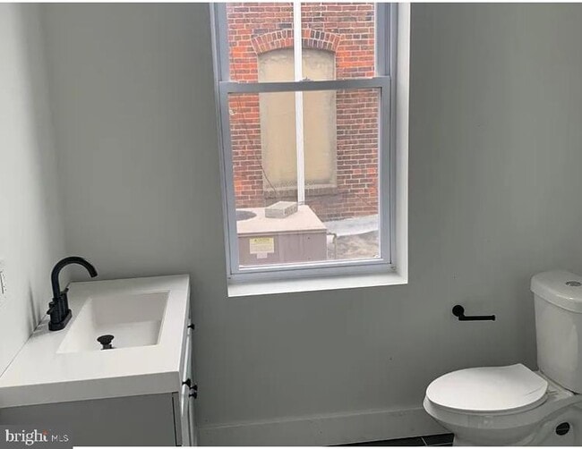 Building Photo - 2124 E Somerset St