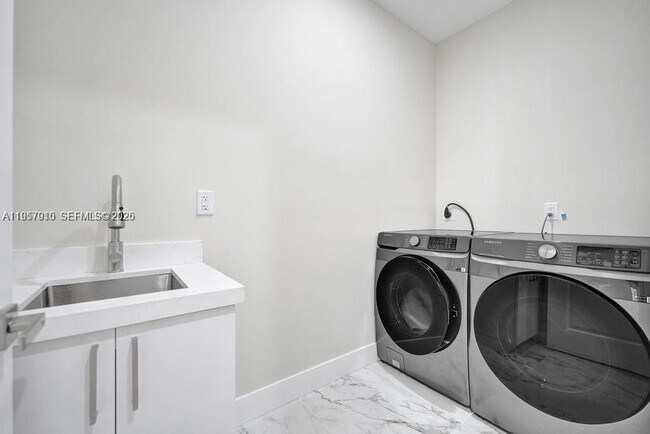 Building Photo - 1101 NE 16th Terrace