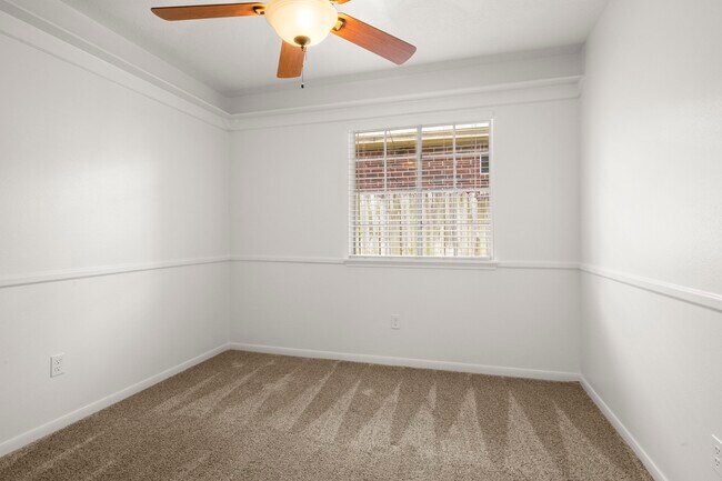 Building Photo - 16014 Lakestone Dr