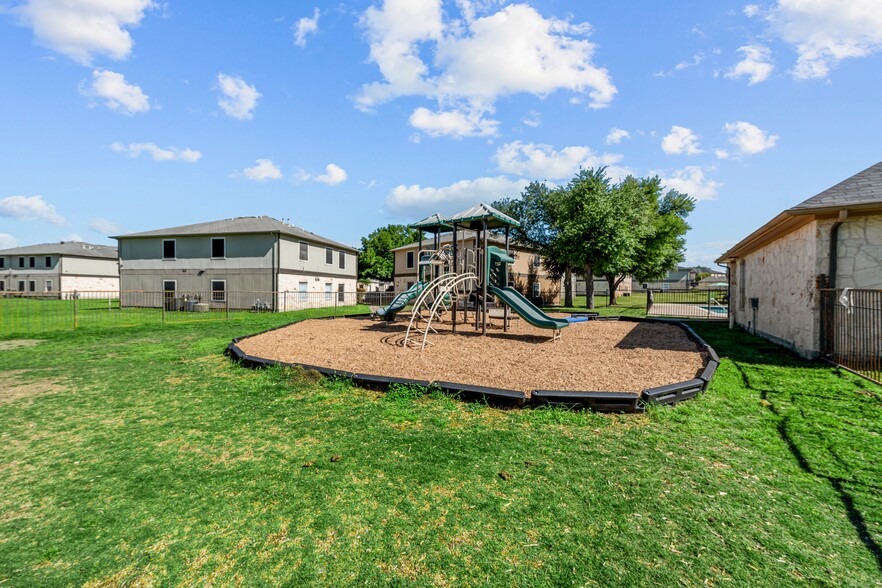 Building Photo - Huntington Meadows