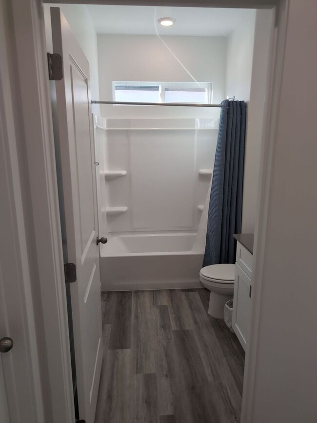Building Photo - Modern Comfort Meets Effortless Living in Long Valley!