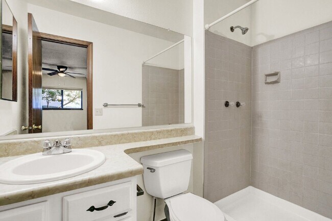 Building Photo - 6376 Chantilly Pl
