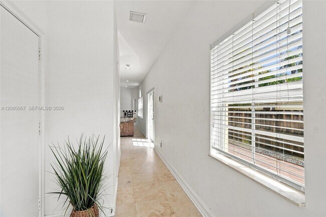 Building Photo - 913 SW 8th St