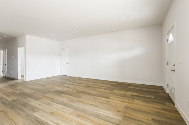 Building Photo - "Charming 3-Bed, 2-Bath Duplex on Broad Ripple Ave – Spacious 1250 Sq. Ft. Living in Vibrant Indi...