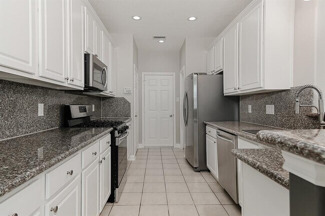 Building Photo - 11 Scenic Brook Ct