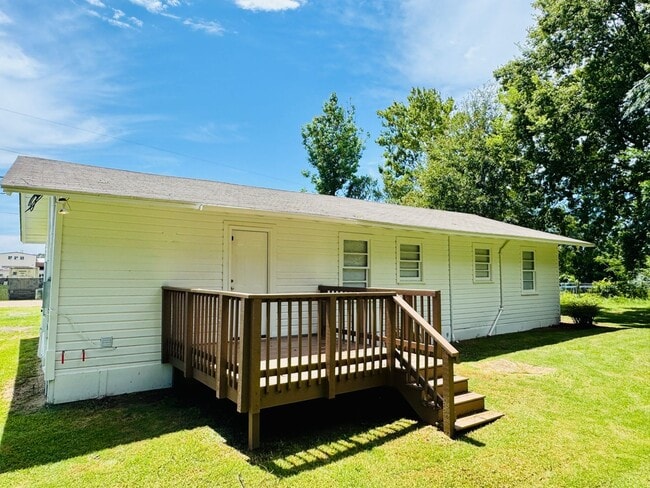 Building Photo - 4-Bedroom that has it all !