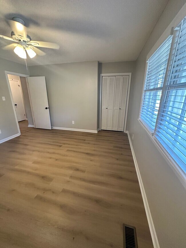 Building Photo - Beautiful 2 Bedroom 1.5 Bath Townhome!