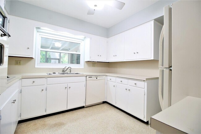 Building Photo - 1001 Brookside Dr