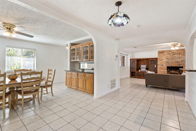 Building Photo - 9214 Bronco Dr