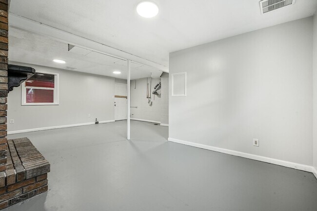 Building Photo - Check out this beautiful and spacious home.  Located in Irvington with access to Warren Twp schools.
