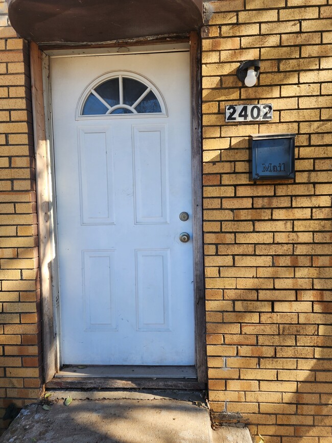 Building Photo - 2402 E Randolph Ave