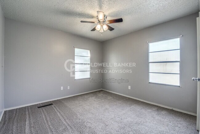 Building Photo - 5320 Kenosha Ave