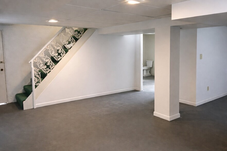 Building Photo - 5517 Surrey Ave