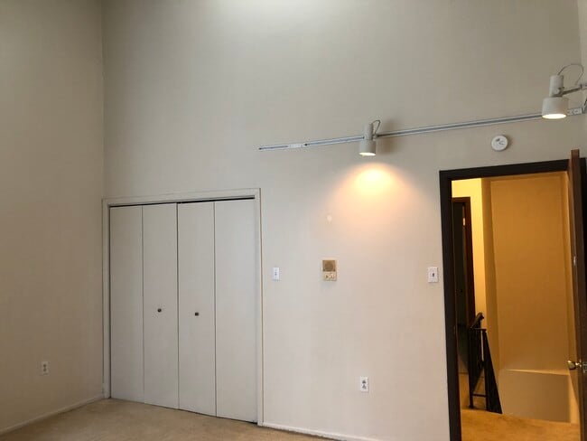 Building Photo - 210 Ridge Ave