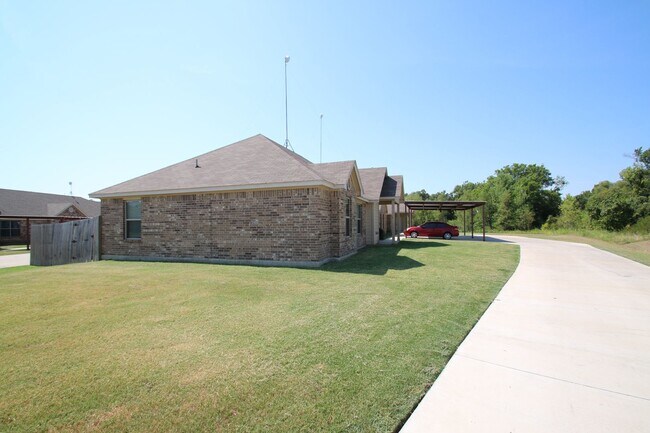 Building Photo - Coming Soon | 3BR/2BA Weatherford Town Home with Granite Countertops, Luxury Plank Floors & Appli...