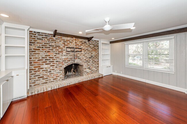 Building Photo - 4 Bedroom 2.5 Bath House in Montclair - We...