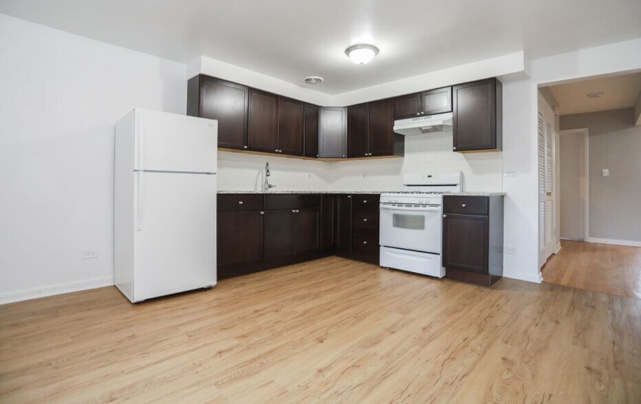 Building Photo - 2525 W Montrose Ave