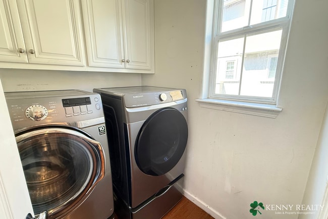 Building Photo - Spacious 3 bedroom, 2.5 Bathroom Condo w/ ...