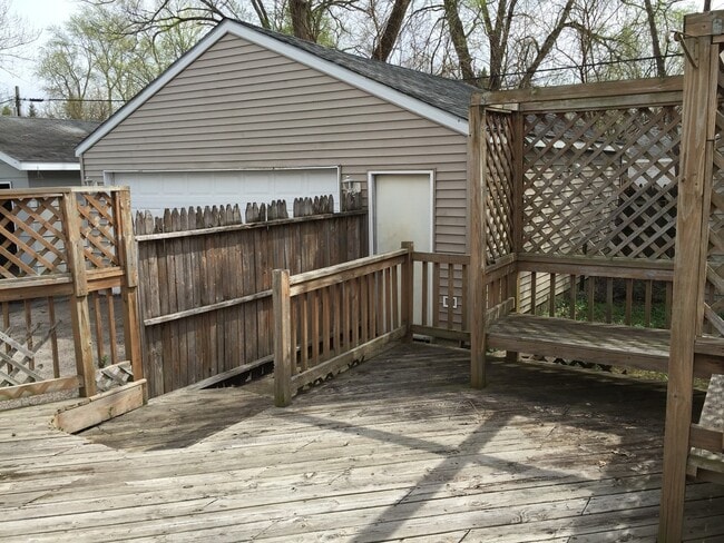 Building Photo - 2 bedroom home available in Loves Park