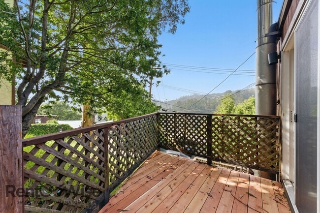 Building Photo - 6845 Thornhill Dr