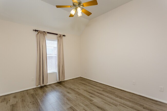 Building Photo - 21915 Rivergate Ct