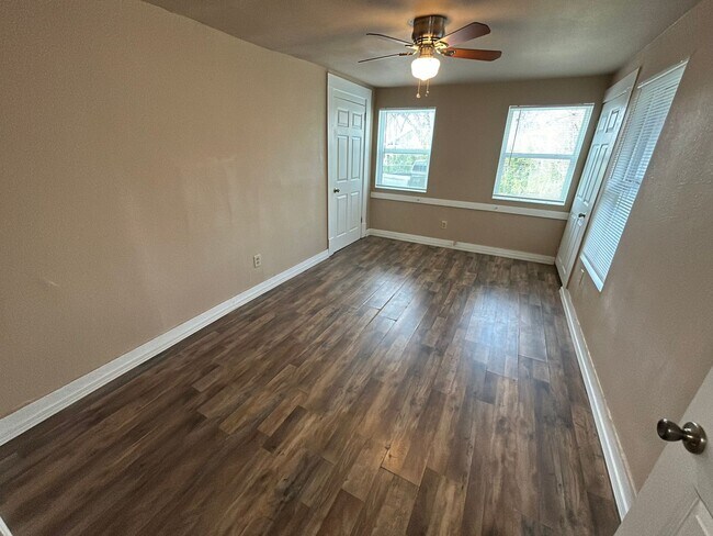 Building Photo - Downstairs 1BD/1BA Near San Antonio College – Easy Access, Central Location!