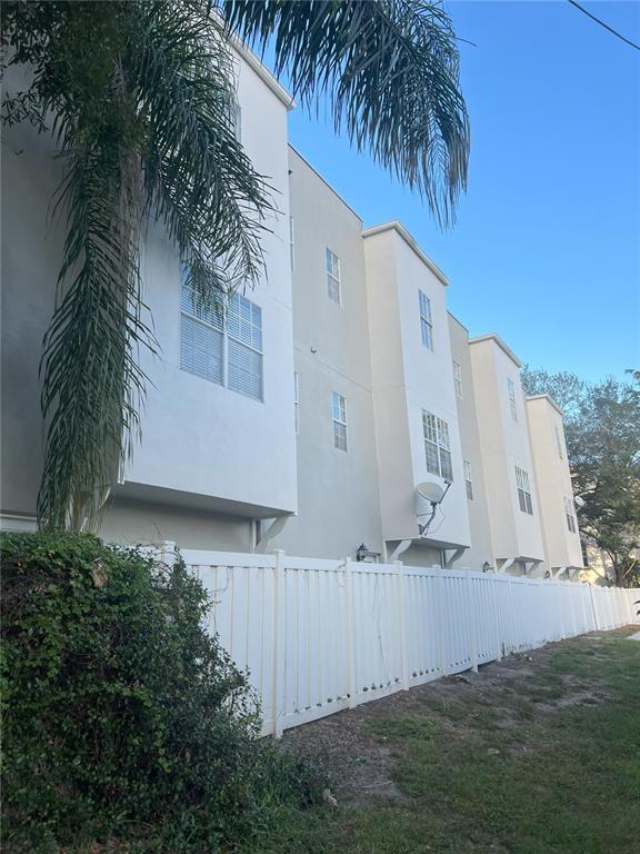 Building Photo - 608 S Matanzas Ave