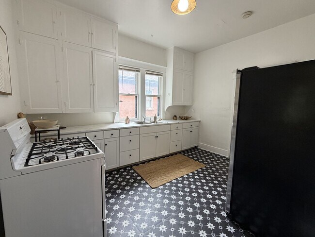 Building Photo - 604 S Meldrum St