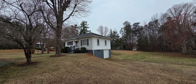 Building Photo - Cute little ranch with screened porch