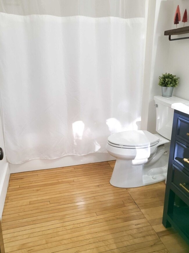 Building Photo - 2 bed/ 1 bath corner condo