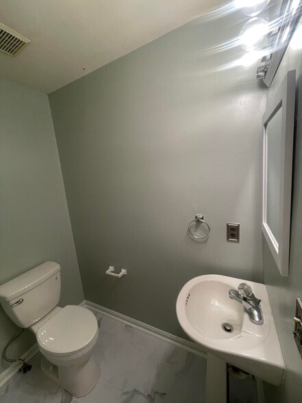 Building Photo - 16 Regency Dr