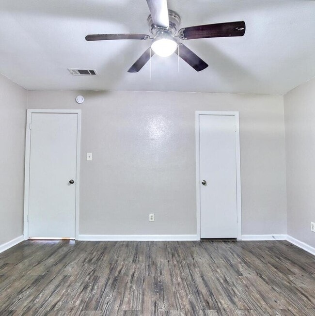 Building Photo - 3901 Royal Crest Dr