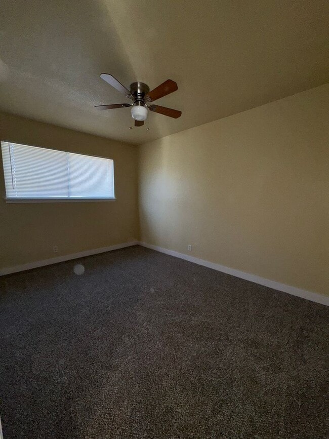 Building Photo - Cute 2 Bedroom